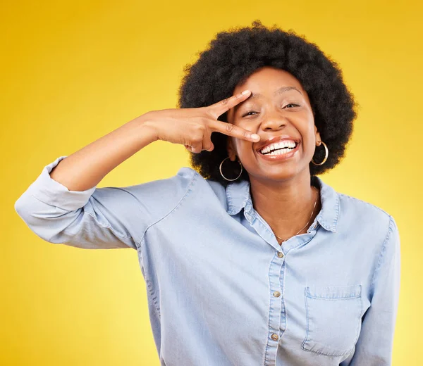 Zwarte Vrouw Vrede Teken Glimlach Portret Studio Terwijl Gelukkig Gele — Stockfoto