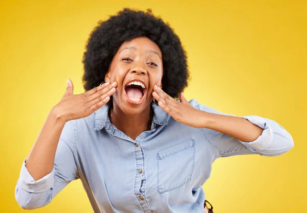Zwarte Vrouw Gezicht Schreeuwend Portret Studio Terwijl Opgewonden Gele Achtergrond — Stockfoto