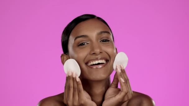 Schoonheid Huidverzorging Indiase Vrouw Met Katoenen Pads Studio Schoonmaken Cosmetica — Stockvideo