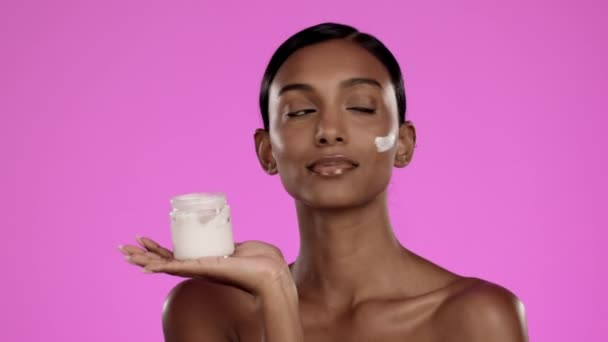Hudvård Ansiktskräm Och Kvinna Med Burk Ateljé För Skönhets Naturlig — Stockvideo