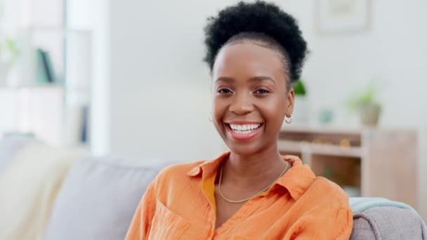 Μαύρη Γυναίκα Πρόσωπο Και Χαμόγελο Στον Καναπέ Στο Σπίτι Σαλόνι — Αρχείο Βίντεο