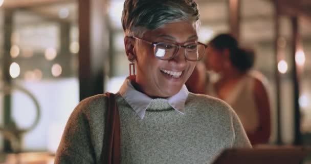 Tvář Tablet Starší Žena Kanceláři Smějí Legračnímu Mem Nebo Videu — Stock video