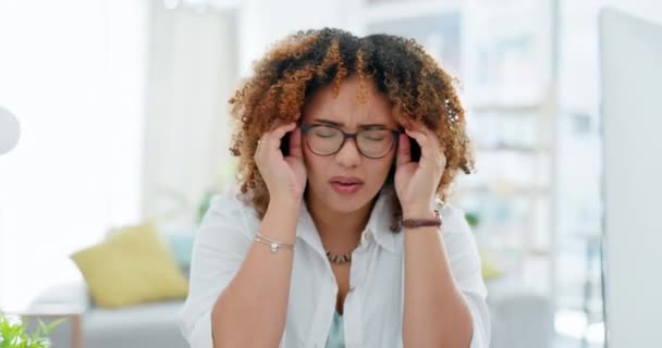 Hovedpine Medarbejder Kvinde Med Stress Smerter Træt Arbejdspladsen Udbrændthed Overbebyrdet – Stock-video