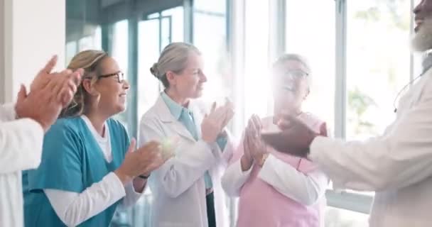 护士和团队鼓掌庆祝医院的医疗成就 目标或晋升 医疗专业人员在诊所鼓掌庆祝团队合作 团结或胜利 — 图库视频影像