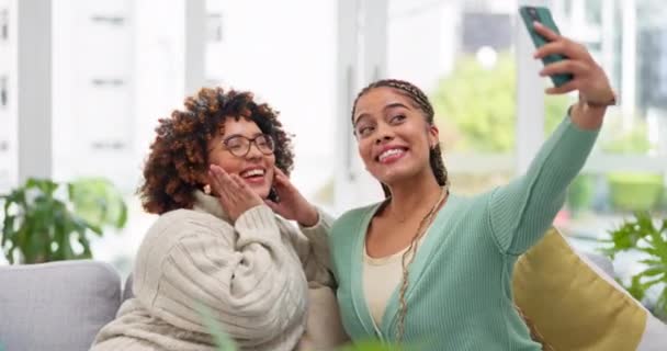 Vrouw Vrienden Glimlach Voor Selfie Vlog Profielfoto Samen Met Gezichtsuitdrukking — Stockvideo