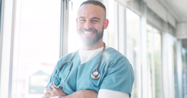 在医院里 成熟的男人 脸或护士的胳膊与手术理念 人寿保险愿景或医疗健康目标交叉在一起 医学界的形象 快乐的微笑或医护人员信任创新或帮助 — 图库视频影像