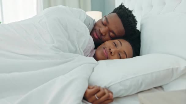 Pohodlný Pár Spí Ložnici Ráno Mazlí Spánku Odpočívá Odpočívá Doma — Stock video