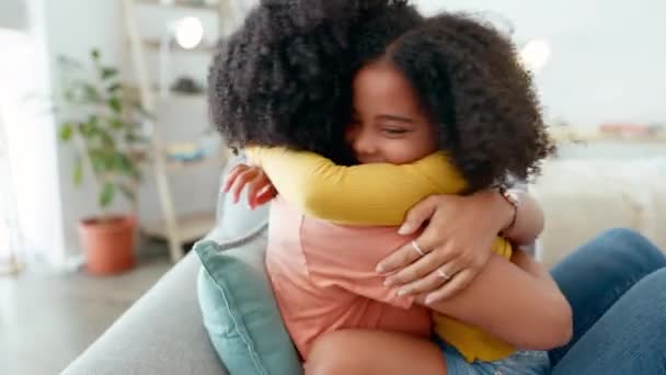 母女拥抱 优质时光或幸福在客厅 关怀或欢乐在一起 妈妈和女儿在沙发上拥抱 快乐或依偎在休息室 感情或孩子的发展中 — 图库视频影像