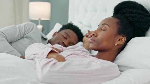 Válás Harag Ágyban Egy Szomorú Álmatlanságban Rázza Fejét Alvó Férje — Stock videók
