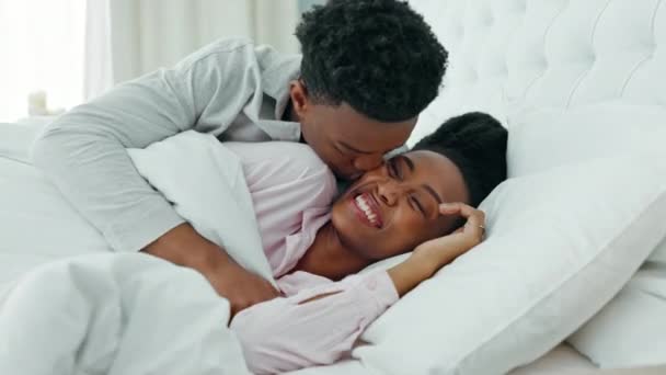 Pihenj Pár Szerelem Hálószobában Csók Pihenés Kényelem Boldog Kapcsolat Együtt — Stock videók