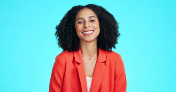 Ansigt Smil Forretningskvinde Studiet Isoleret Blå Baggrund Iværksætter Portræt Selvsikker – Stock-video