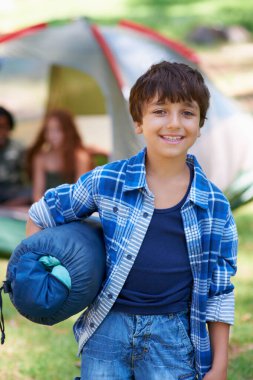 Kamp yerinde hak iddia ediyor. Kamp alanının önünde duran bir çocuk.