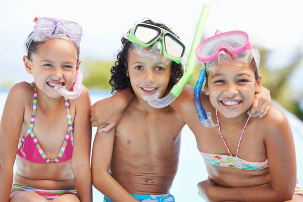 Amigos Nadadores Retrato Tres Niños Pequeños Vestidos Con Traje Baño — Foto de Stock