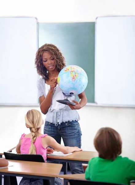 Изучаю Континенты Молодая Учительница Показывает Своему Классу Глобус Мира Географии — стоковое фото
