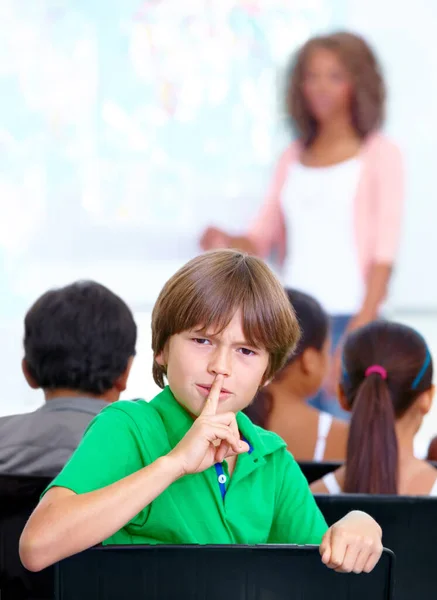 不要干涉 一个年轻的学童用手指在嘴唇上摆姿势的画像 — 图库照片