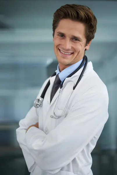 Jsem Jistý Vám Může Pomoci Portrét Pohledného Mladého Doktora Stetoskopem — Stock fotografie