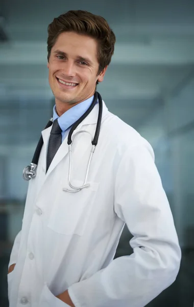 Tıbbi Ihtiyaçlarınızla Ilgilenecek Boynunda Steteskopla Kameraya Gülümseyen Yakışıklı Genç Bir — Stok fotoğraf