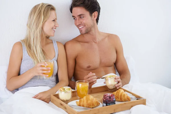 Yatakta Kahvaltının Tadını Çıkarıyorum Genç Mutlu Bir Çift Yatakta Kahvaltıda — Stok fotoğraf