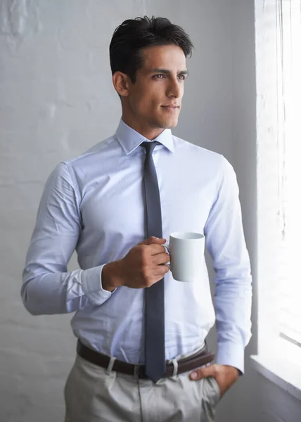 Kawa Kontemplacja Przystojny Młody Biznesmen Pijący Kawę Wyglądający Przez Okno — Zdjęcie stockowe