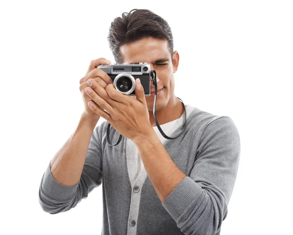 趣味で楽しんでいる 若い男がカメラを持ち 白い背景を背景に写真を撮る姿 — ストック写真