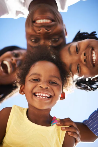 Нравится Ближе Своей Семье Портрет Счастливой Афро Американской Семьи Проводящей — стоковое фото