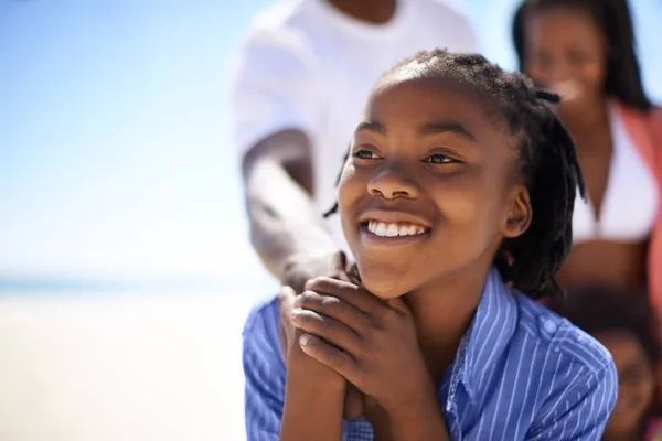 이상나아질 없었어 가족들 해변에서 하루를 즐기고 아프리카 미국인 소년의 — 스톡 사진
