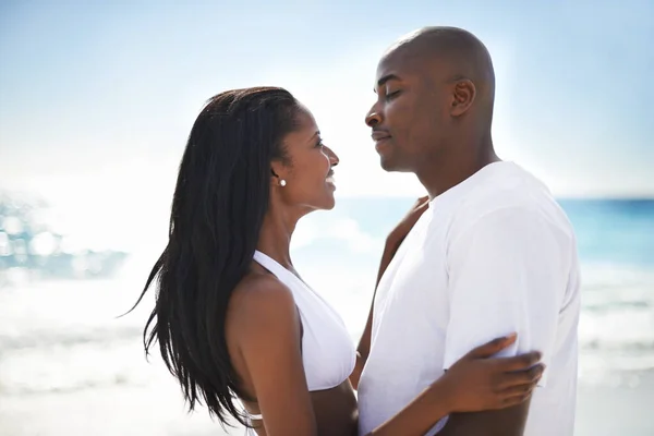 看着彼此的眼睛 一对快乐的非洲裔美国夫妇拥抱在沙滩上 — 图库照片