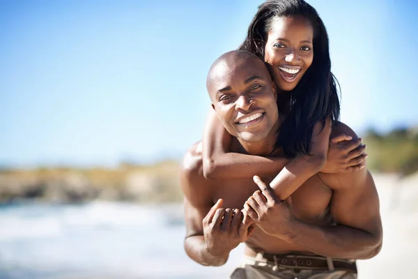 一起享受阳光下的假期 一对兴奋的非洲裔美国夫妇一起欣赏海滩 — 图库照片