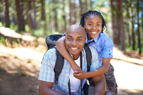 Njuter Pojkdag Ute Lycklig Afrikansk Far Och Son Spenderar Tid — Stockfoto
