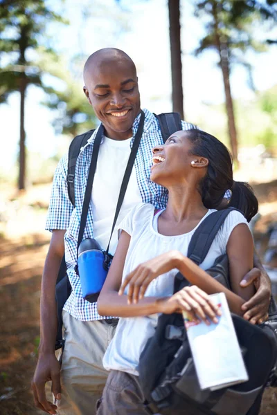 Njuter Naturvandring Tillsammans Ett Lyckligt Ungt Afrikanskt Par Spenderar Tid — Stockfoto