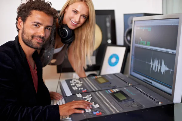 Negócio Deles Sólido Dois Jovens Engenheiros Áudio Trabalhando Uma Mesa — Fotografia de Stock