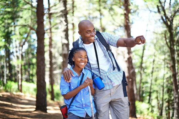 あそこを見て 幸せなアフリカの父と息子が一緒に森の中で時間を過ごす — ストック写真