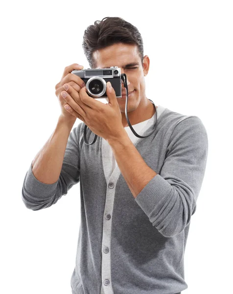 その特別な瞬間を捉える 若い男がカメラを持ち 白い背景を背景に写真を撮る姿 — ストック写真