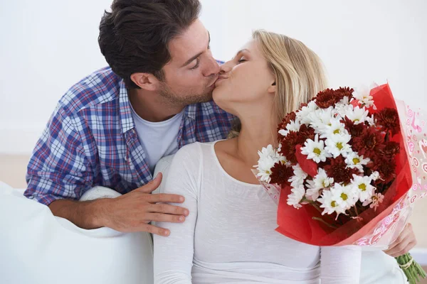 Romantizmi Getiriyor Bir Adam Evde Çiçeklerle Partnerini Ikna Ediyor — Stok fotoğraf