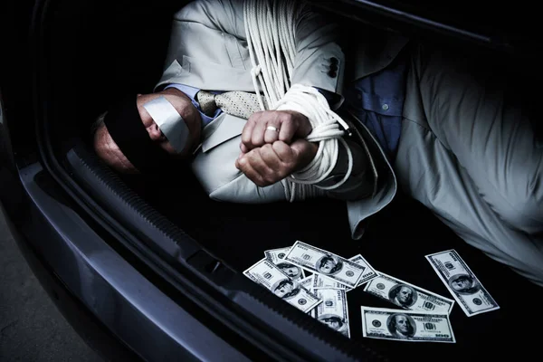 Criminosos Lucrar Com Seu Sucesso Empresário Amarrado Vendado Deitado Bagageira — Fotografia de Stock