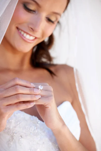 Gyönyörű Közelkép Egy Fiatal Menyasszonyról Aki Jegygyűrűjét Viseli — Stock Fotó