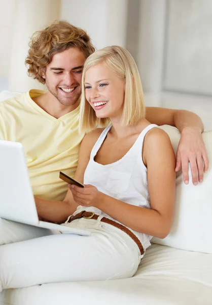 Vamos Apanhá Jovem Casal Feliz Fazendo Seu Banco Online Partir — Fotografia de Stock