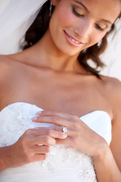Gyémántok Örökké Tartanak Közelkép Egy Fiatal Menyasszonyról Aki Jegygyűrűjét Viseli — Stock Fotó