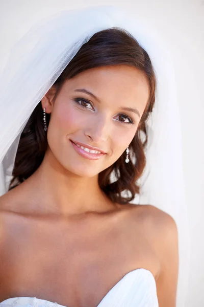 Ragyogó Esküvője Napján Egy Gyönyörű Fiatal Menyasszony Portréja Amint Mosolyog — Stock Fotó