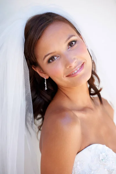 Szeretem Nap Minden Percét Egy Gyönyörű Fiatal Menyasszony Portréja Amint — Stock Fotó