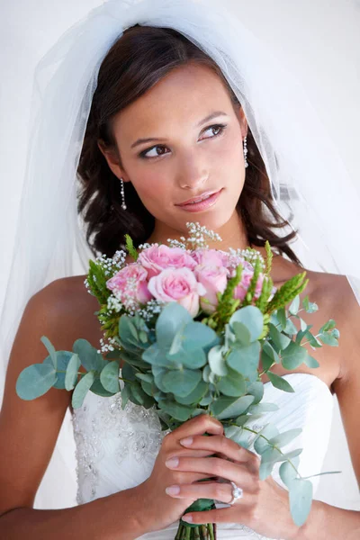 等待着伟大的时刻 一个漂亮的年轻新娘牵着她的花束 — 图库照片