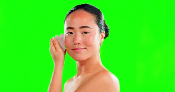 Twarz Uśmiech Pielęgnacja Skóry Azjatki Kamienia Zielonym Ekranie Studio Odizolowane — Wideo stockowe
