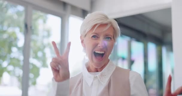 Senior Business Woman Peace Hand Sign Face Happiness Corporate Excited — Stock Video
