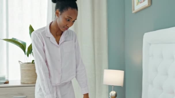 Covid Grip Erkek Arkadaş Yataklarında Kız Arkadaşı Yatak Odalarında Onu — Stok video