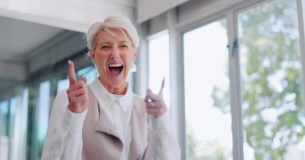 Face Senior Woman Pointing Thumbs Success Goals Targets Office Ceo — Stok video