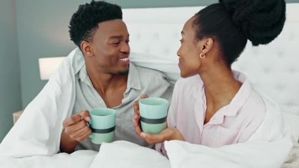ベッド 朝とカップルは家で良いニュースや驚きについて話すためにコーヒーのマグカップと一緒に サポートと愛と結婚関係にある黒人女性からのうわー オムと幸せな発表 — ストック動画