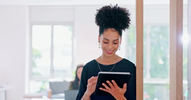 Озил Исследования Инновации Бизнес Чернокожей Женщиной Проводящей Поиск Интернете Своем — стоковое видео