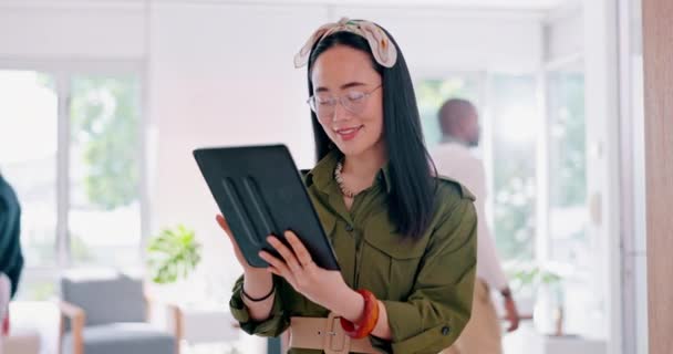 Tablet Цифровий Маркетинг Або Японська Жінка Цифрових Мережах Агентства Сувій — стокове відео