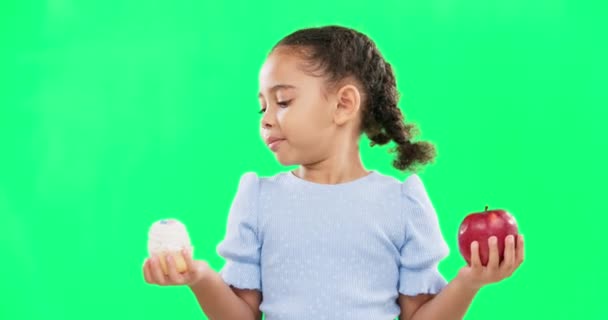 Visage Confus Enfant Sur Écran Vert Avec Pomme Bonbons Décision — Video