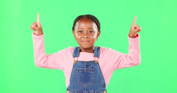 Enfants Pointant Une Fille Noire Sur Fond Écran Vert Studio — Video